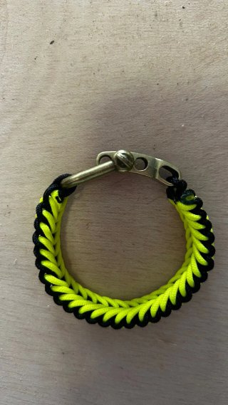 Pulsera Paracord Tejida Negra y Amarilla