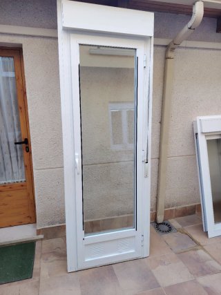 Puerta de aluminio blanca con cristal