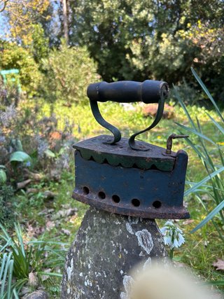 Antico ferro da stiro a carbone