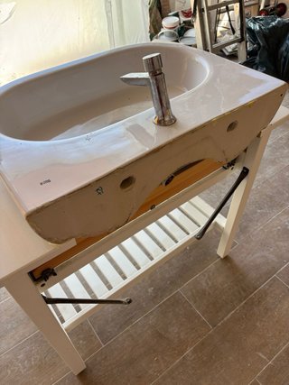Mueble de baño con lavabo blanco