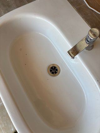 Mueble de baño con lavabo blanco