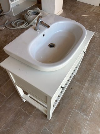 Mueble de baño con lavabo blanco