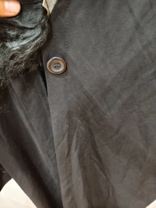 Abrigo fino negro con cuello de pelo