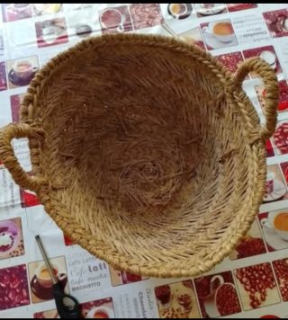 Cesta artesanal de mimbre