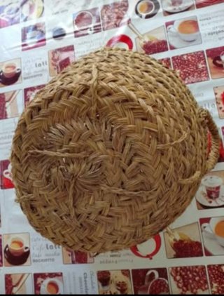 Cesta artesanal de mimbre