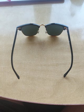 Gafas de sol Ray-Ban Clubmaster negras y doradas