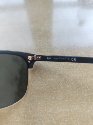 Gafas de sol Ray-Ban Clubmaster negras y doradas