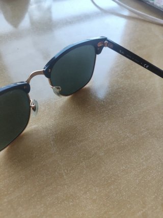 Gafas de sol Ray-Ban Clubmaster negras y doradas