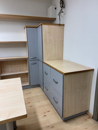 Muebles de oficina: mesa y armarios
