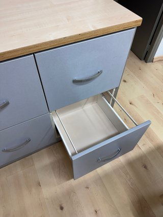Muebles de oficina: mesa y armarios