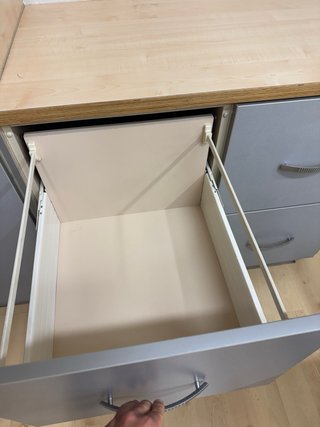 Muebles de oficina: mesa y armarios