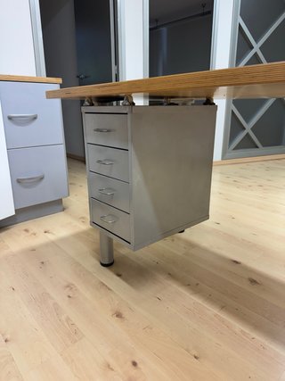 Muebles de oficina: mesa y armarios
