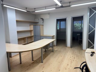 Muebles de oficina: mesa y armarios