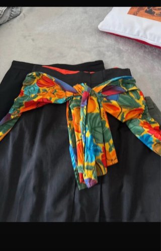 Gonna nera con foulard floreale