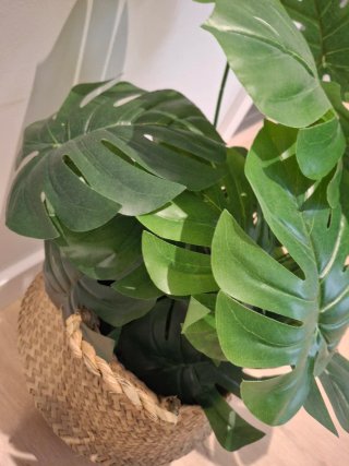 Cesta mimbre plegable con plantas artificiales