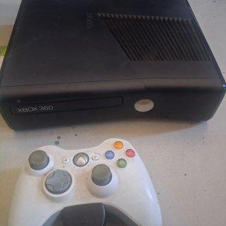 Xbox 360S Negra + Mando y Juegos