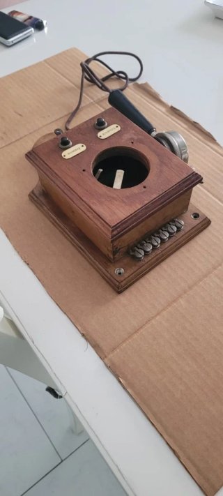 Telefono d'epoca in legno