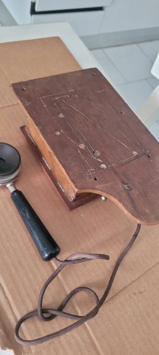 Telefono d'epoca in legno