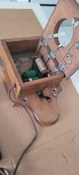 Telefono d'epoca in legno