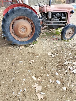Tractor antiguo rojo