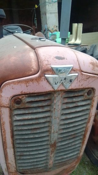 Tractor antiguo rojo