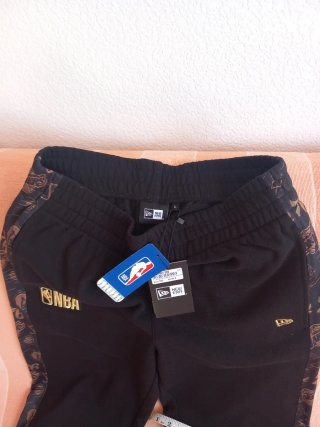 Pantalón chándal NBA New Era Negro/Dorado