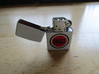Mechero tipo Zippo Lucky Strike