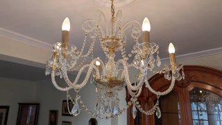 Elegante lámpara de cristal de roca y metal dorado