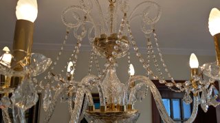 Elegante lámpara de cristal de roca y metal dorado