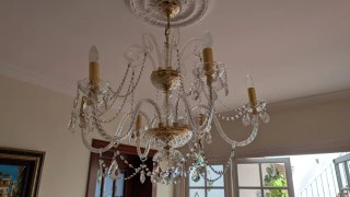 Elegante lámpara de cristal de roca y metal dorado