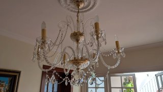 Elegante lámpara de cristal de roca y metal dorado