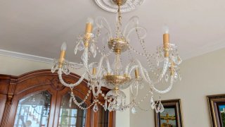 Elegante lámpara de cristal de roca y metal dorado