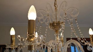Elegante lámpara de cristal de roca y metal dorado