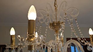 Elegante lámpara de cristal de roca y metal dorado