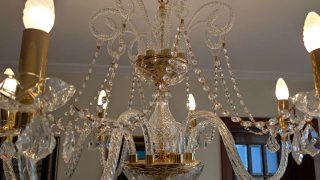 Elegante lámpara de cristal de roca y metal dorado
