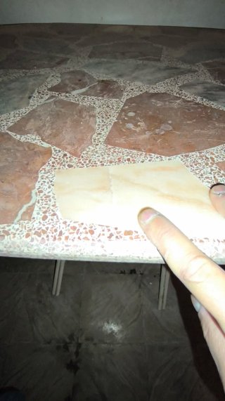 Mesa redonda de hierro con mosaico