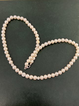 Collar de perlas y oro