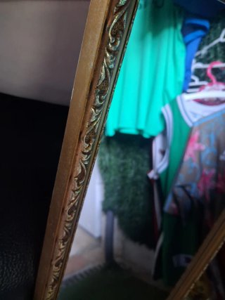 Espejo de pared dorado con marco decorativo