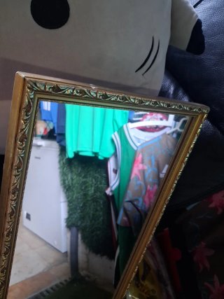 Espejo de pared dorado con marco decorativo
