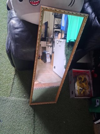 Espejo de pared dorado con marco decorativo