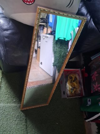 Espejo de pared dorado con marco decorativo