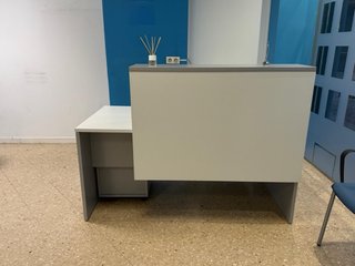Muebles de oficina blancos y azules