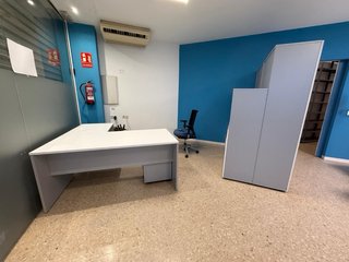 Muebles de oficina blancos y azules