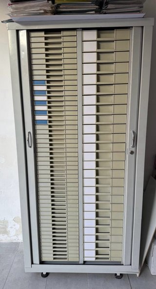Muebles de oficina blancos y azules