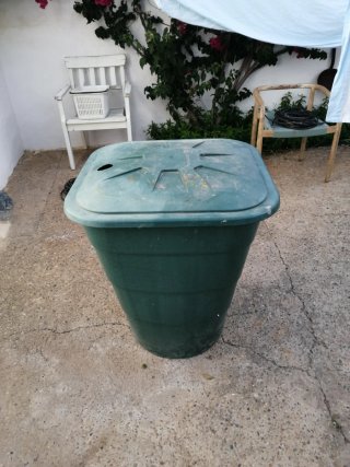 Depósito de agua verde