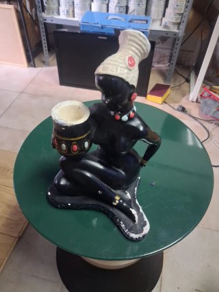 Figura de tiza mujer africana con vasija