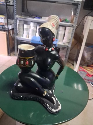 Figura de tiza mujer africana con vasija