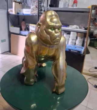 Figura Gorila Dorado Ojos Verdes