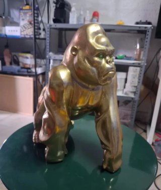 Figura Gorila Dorado Ojos Verdes