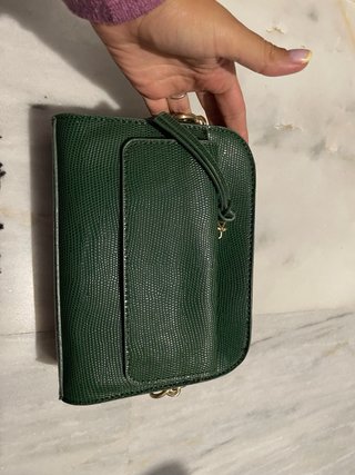 Bolso verde con cadena dorada